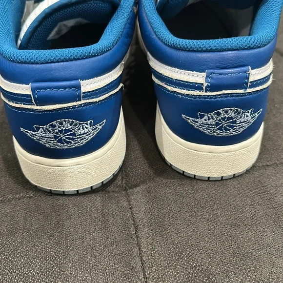 Air Jordan 1 Low SE size 7Y - Picture 2 of 6